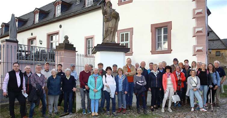 Alle Helfer/Innen vom Rommersdorfer Weihnachtsmarkt gingen auf Zeitreise durch die Abtei Rommersdorf.  Foto: Wolfgang Hartmann