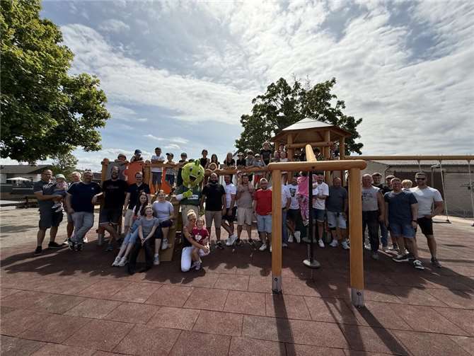Gemeinsam am Werk: Der Kolliger Spielplatz erstrahlt in neuem Glanz Alle Helferinnen und Helfer.  Fotos: privat