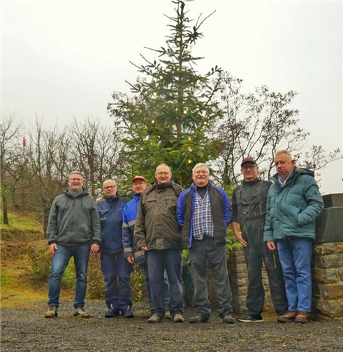 Alle Jahre wieder... Der Weihnachtsbaum erstrahlt vor dem 29er Ehrenmal auf der Rheinbrohler Ley.  Foto: Goßler