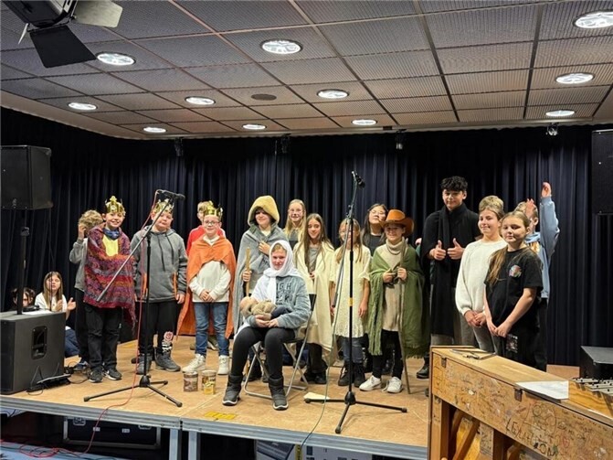 „Alle Jahre wieder“ ist es eine schöne Tradition, dass die Klassen 5 der Geschwister-Scholl-Realschule plus mit Weihnachtsliedern, Geschichten und Singspielen das Jahr feierlich beenden und auf das Weihnachtsfest eingestimmt werden. Foto: privat