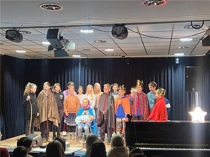 „Alle Jahre wieder“ kommt es an der Geschwister-Scholl-Realschule plus zu einer besonderen Tradition, wenn die Klassen 5 und 6 das Jahr mit Weihnachtsliedern, Geschichten und Singspielen festlich ausklingen lassen und die Vorfreude auf das Weihnachtsfest steigern. Fotos: privat