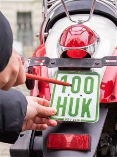 Alle Jahre wieder müssen Versicherungskennzeichen für Kleinkrafträder ab 1. März erneuert werden.Foto: HUK-COBURG