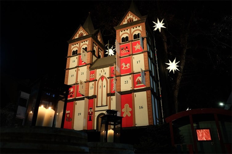 Alle Jahre wieder öffnet sich täglich ab dem 1. Dezember ein Türchen des meterhohen Adventskalenders auf dem Knuspermarkt.