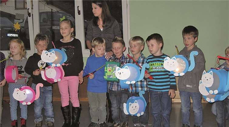 Alle Kätzchen und Frösche sind bereit fürs Nachtgrillen im Garten der KiTa Pusteblume. privat