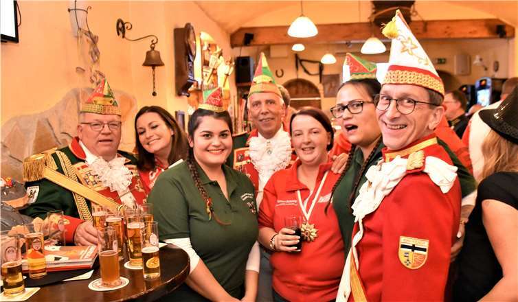 Alle Karnevalsvereine waren in Rheinbachs kleinste Kneipe gekommen.Foto: Alfred Eich