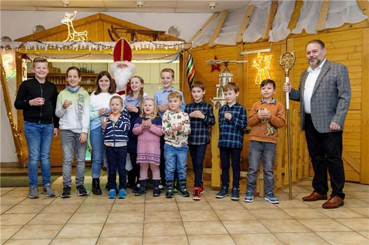 Alle Kinder bekamen ein kleines Geschenk überreicht.  Fotos: Schützengesellschaft Urbar
