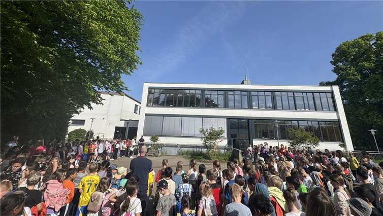 Alle Kinder der KGS Meckenheim bilden auf dem Schulhof der Klasse 4 einen Halbkreis und singen gemeinsam, um den Mai feierlich zu begrüßen. Foto: privat