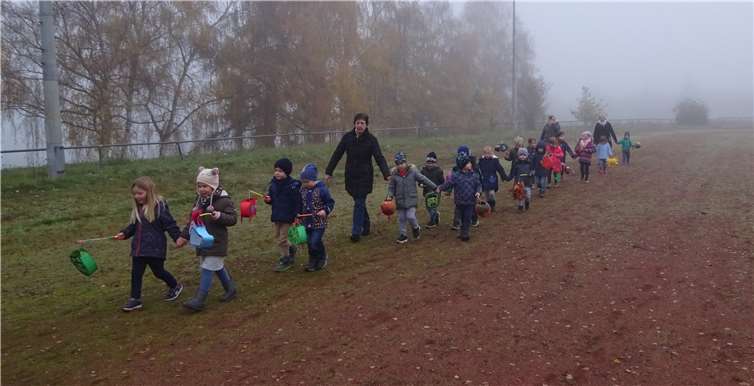 Alle Kinder der KiTa Kunterbunt feierten das Martinsfest am Vormittag mit ihren Kindergartenfreunden und Erzieherinnen. Foto: privat