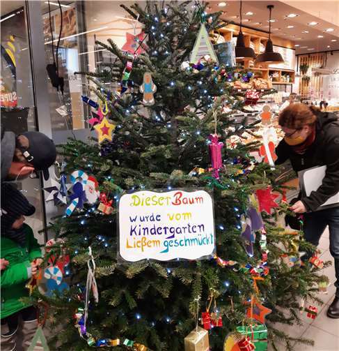 Alle Kinder der Kita haben gemeinsam den Baumschmuck gebastelt. Fotos: privat
