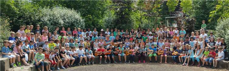 Alle Kinder der Musik-AG und der Ganzstagsschule versammelten sich, um der Musikschule zum Geburtstag zu gratulieren.privat