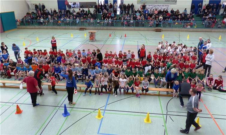 Alle Kinder der Veranstaltung vor den abschließenden Rundenläufen.