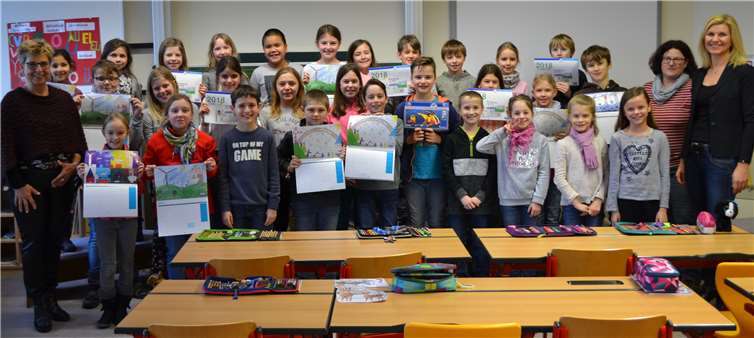 Alle Kinder, die am Wettbewerb teilgenommen hatten, konnten sich – wie hier an der Grundschule Laubach über den Jahreskalender der Energiesagentur freuen. „unser-klima-cochem-zell e.V.“