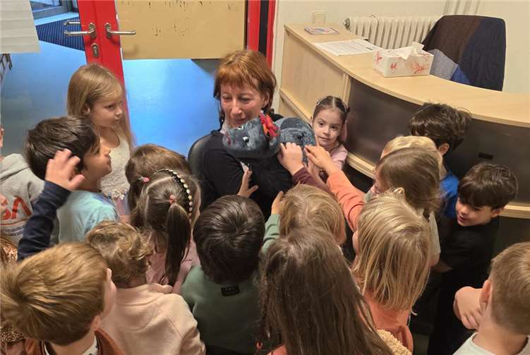 Alle Kinder durften den kleinen Drachen Otto einmal streicheln.  Fotos: privat