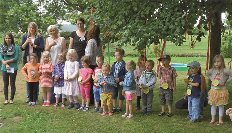 Alle Kinder erhielten eine Laufkarte, um an fünf Stationen rund um das Thema „Sinne“ Stempel zu sammeln. Es gab ein Hör- sowie ein Geruchsmemory, Stationen zum Schmecken und Sehen und verschiedene Fühlkästen. Das Sammeln aller Stempel wurde mit einem Griff in die große Schatzkiste belohnt.privat