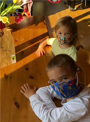 Alle Kinder erhielten handgenähte Schutzmasken.
