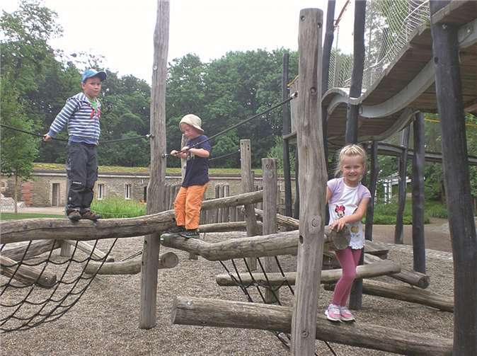 Alle Kinder genossen das Spielen und Klettern und legten nur eine kurze Mittagspause ein, denn aus der Luft lockte bereits leckerer Grillduft. privat