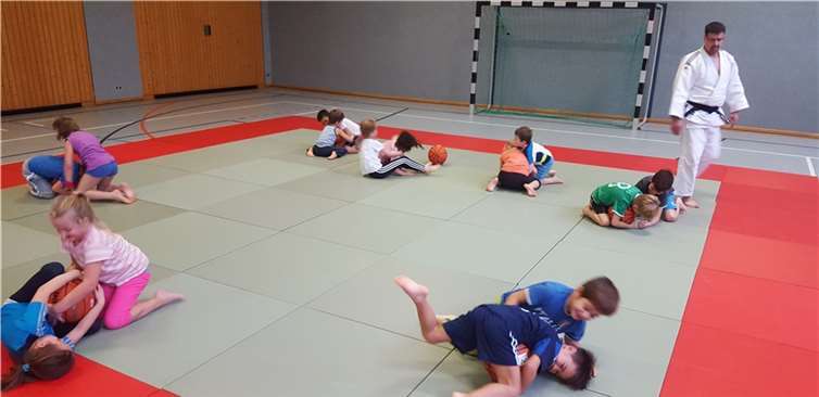 Alle Kinder kämpfen um den begehrten Ball.privat