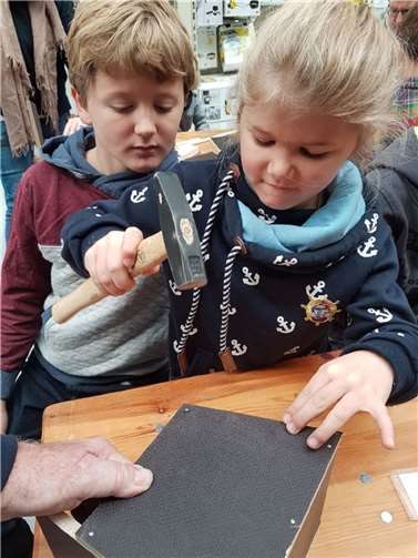 Alle Kinder können einen sicheren Nistkasten für die heimischen Wildvögel bauen.  Foto: Tierschutz Siebengebirge/Antje Firmenich