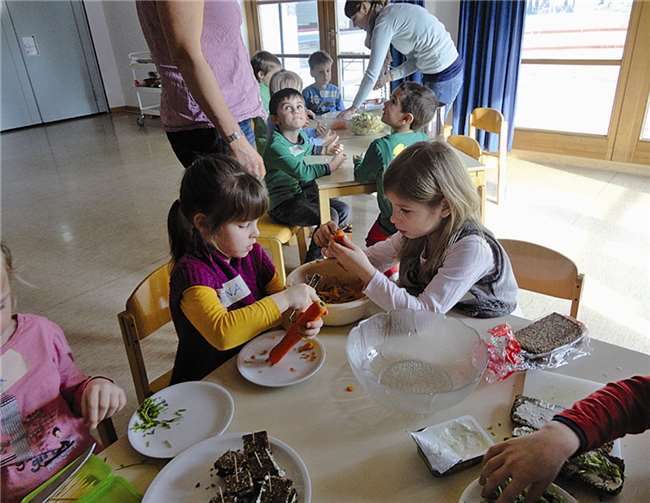 Alle Kinder schnibbelten fleißig Gemüse für die Rohkostplatte. privat