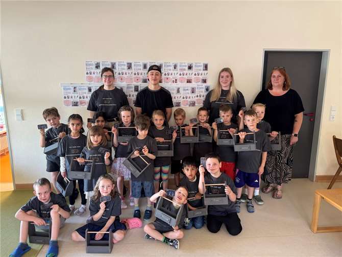 Alle Kinder stolz ihren eigenen Werkzeugführerschein und ein passendes T-Shirt in Empfang nehmen.  Foto: privat