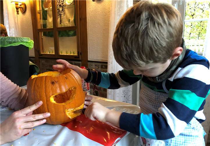 Alle Kinder und Eltern waren hoch motiviert und legten sofort nach dem Eintreffen eifrig mit dem Schnitzen los.Foto: privat
