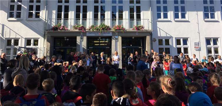 Alle Kinder und Lehrkräfte der KGS Meckenheim sangen gemeinsamdas Lied „Nimm mich wie ich bin“ für die Besucherinnen und Besucher. Fotos: privat