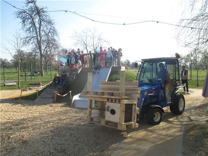 Alle Kinder versammelten sich auf dem Außengelände und bestaunten, wie die Küche mit dem Traktor gebracht wurde.  Foto: Kita