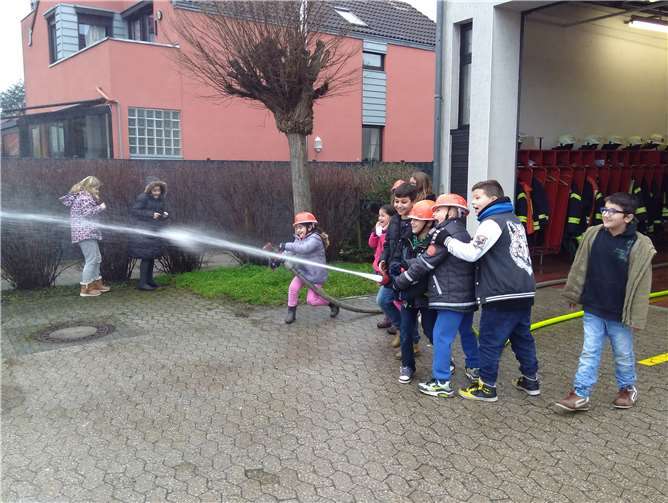 Alle Kinder waren mit Freude dabei, als sie versuchen sollten, eine Zielscheibe mit dem Wasserstrahl zu treffen.