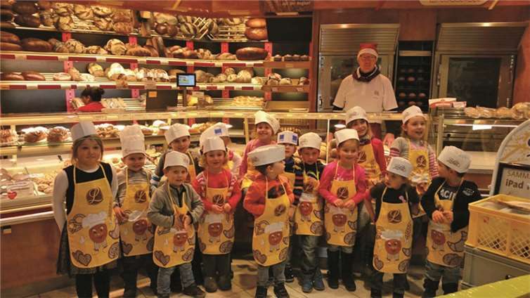 Alle Kinder wurden mit kleinen Schürzen und Mützen ausgestattet.privat