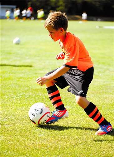 Alle Kinder zwischen sechs und 14 Jahren können an den INTERSPORT kicker Fußballcamps im August teilnehmen. privat