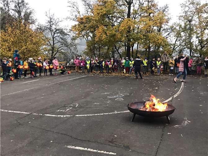 Alle Klassen versammelten sich auf dem Schulhof und es gab ein kleines Martinsfeuer. Foto: Grundschule Vallendar