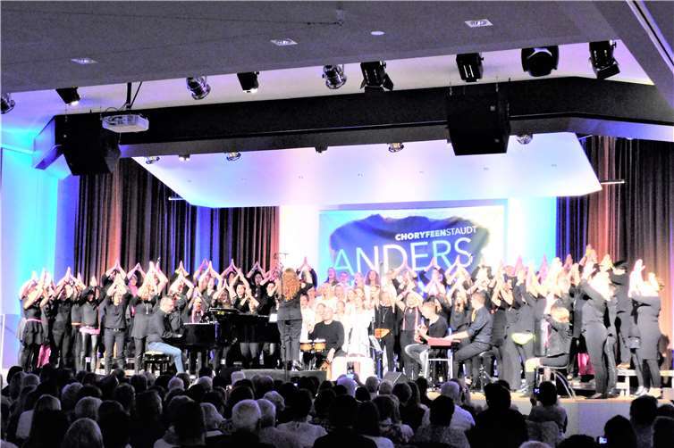 Alle Künstler zusammen auf der Bühne.