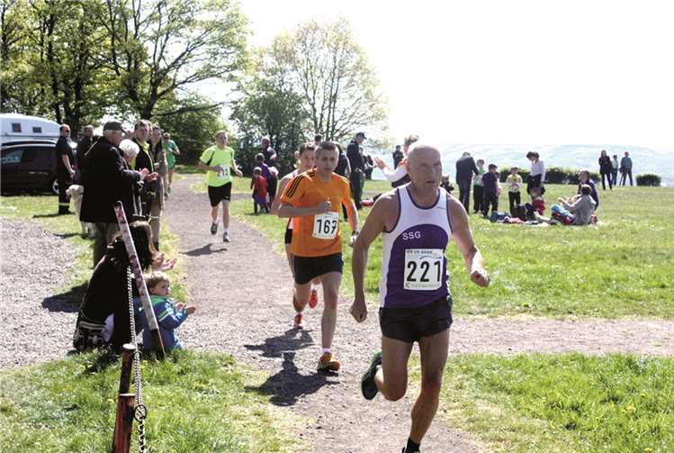 Alle Läufer wurden von den Zuschauern an der Wiese des Basaltplateaus lebhaft angefeuert.
