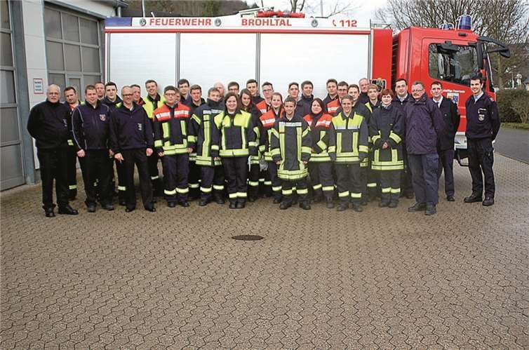 Alle Lehrgangsteilnehmer erreichten das Ausbildungsziel. Die ersten Gratulanten waren der stellvertretende Kreisfeuerwehrinspekteur Gerd Oelsberg und die Wehrleiter.RÜ