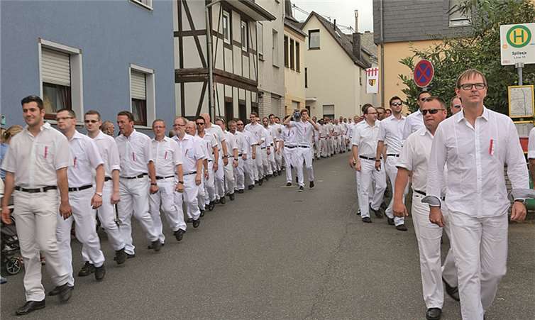 Alle Männer im Umzug tragen weiß.