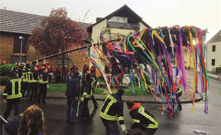 Alle Mann bereit? Das war die Frage vor dem Aufstellen des Maibaums.privat