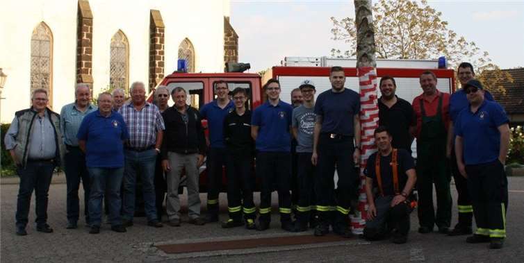 Alle Mann packten zusammen an und schafften es so, wie auch in den vergangenen Jahren wieder, einen tollen Maibaum auf dem Dorfplatz aufzustellen. Foto: privat