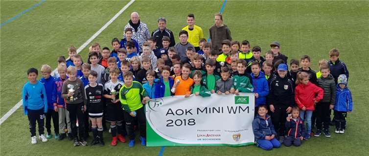 Alle Mannschaften bei der Siegerehrung.