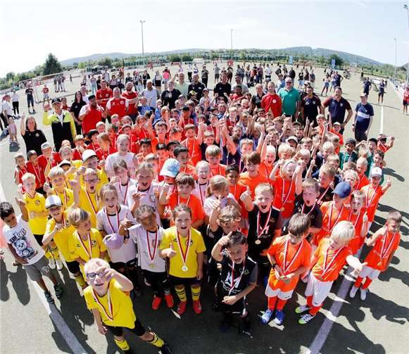 VITO-Junior-Cup 2025: 3 Tage voller Fußball, Spaß und Emotionen Alle Mannschaften vereint: Gruppenfoto der jungen Fußballerinnen und Fußballer beim Turnier in Kripp. Foto: SV Kripp / Thorsten Stephan