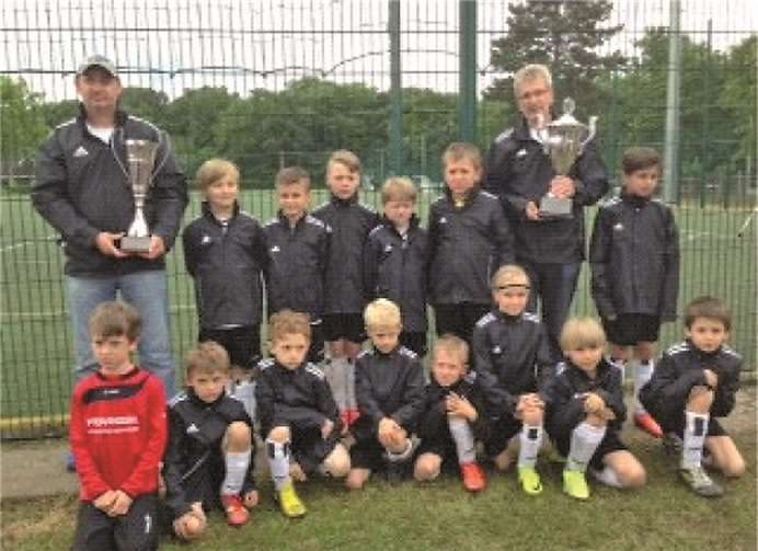 Alle Mannschaften wurden bei der Siegerehrung zur Freude der Kinder mit tollen Pokalen bedacht.