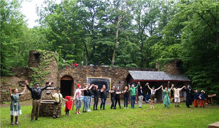 Der langen Pandemie zum Trotz: Ein Räuberspaß mit Hotzenplotz  Alle Mitwirkenden beim verdienten Schlussapplaus. Fotos: SCHÜ