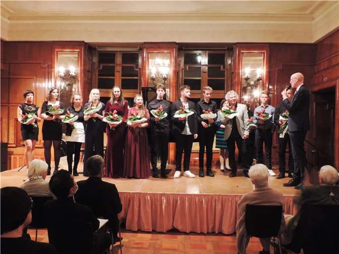 Alle Mitwirkenden des KOnzertabends auf Schloss Burg Namedy zusammen mit dem Vorsitzenden des Talentforum Mendig e.V. Christoph Kranz (1.v.r.). Fotos: Hansjörg Gelhard