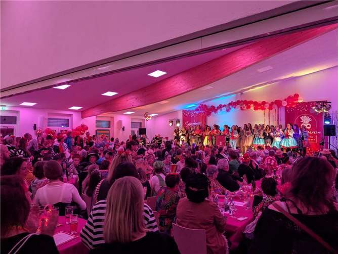 Alle Möhnen auf der Bühne der Möhnensitzung in Sessenhausen.  Foto: Helena Fein