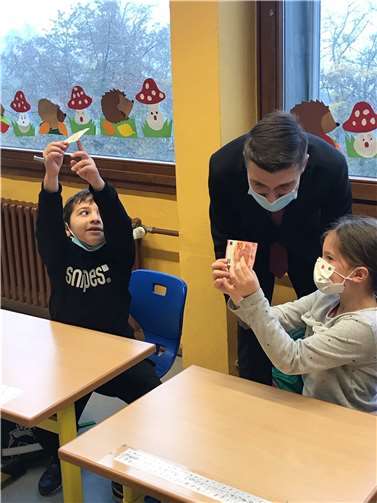 Alle Münzen und Scheine durften von den Kindern befühlt und genauestens untersucht werden.