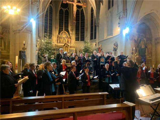 Alle Musiker beim Schlusslied dirigiert von Claus Heuft. Fotos: privat