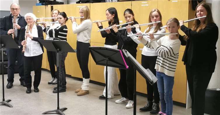 Alle Musikerinnen und Musiker auf Quer- und Blockflöte hatten ihre Stücke bestens vorbereitet und präsentierten sie dem interessierten Publikum.  Foto: Helga Adams