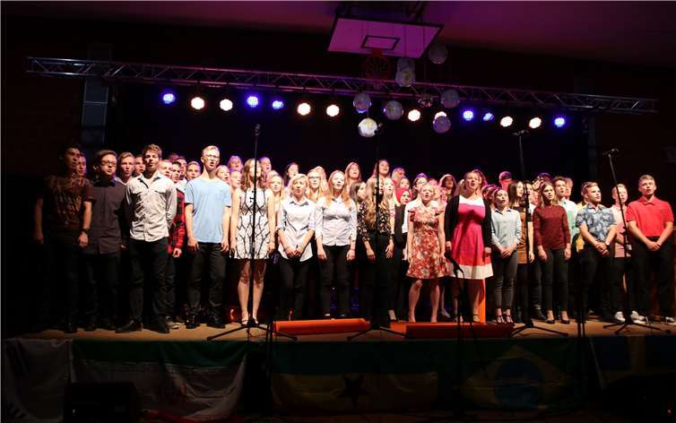Alle Musikerinnen und Musiker beim gemeinsamen Schlusslied.Privat