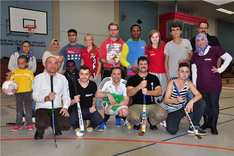 Alle Nationen hatten viel Spaß beim gemeinsamen Sporterlebnistag für Flüchtlinge, organisiert von Laura Scherer (oben, 3. v. re.) und Alina Rinke (oben, 4. v. li.) Jugendspielerinnen des Hockeyclubs Rot-Weiß Koblenz.