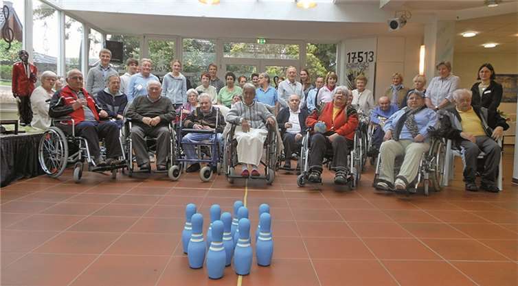 „Alle Neune“ hieß es jüngst beim gemeinsamen Kegeln von Maranatha-Bewohnern und Firmbewerben.  Privat