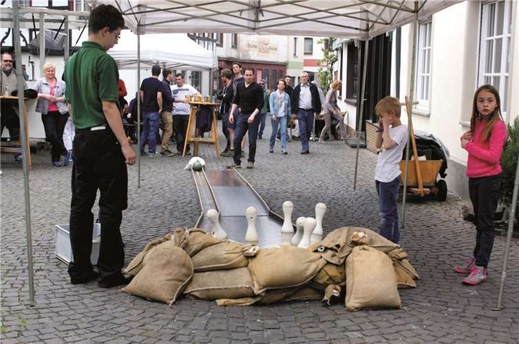 „Alle Neune“ war das Ziel der Osrtereierkegler, die der Einladung der Junggesellen gefolgt waren.DL